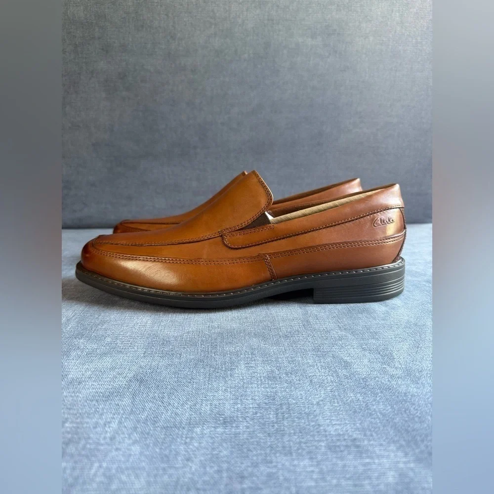 Clarks Cosgrove Free Loafer Men’s SZ 10M Brown Leather Slip On Comfort Shoe New